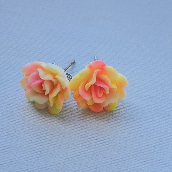 Jewelry - 🆕 Flower earrings 🌸